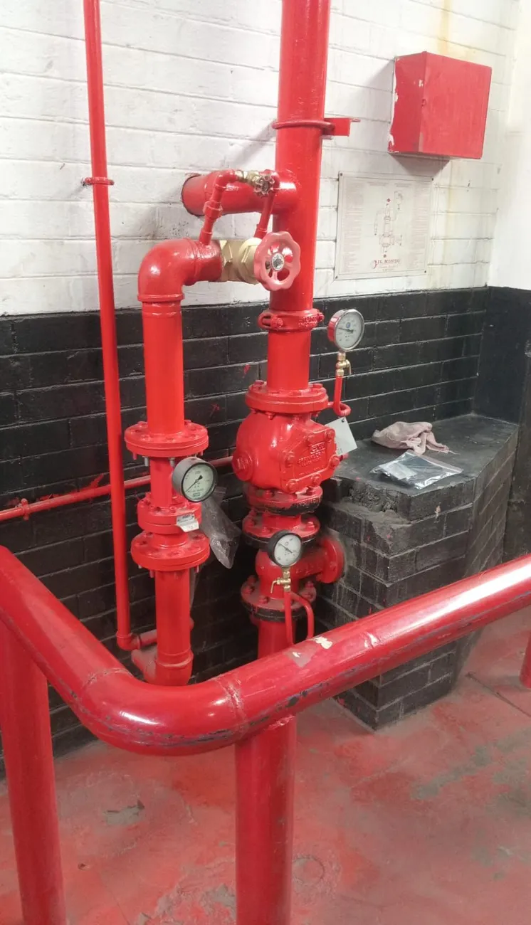 Sprinkler alarm valve and riser assembly